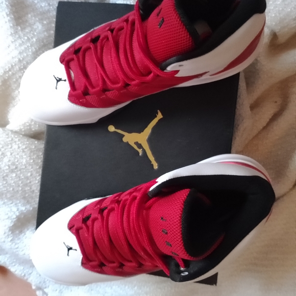 Jordan Max Aura 6.5 Y / 37.5 (NWOT) White Black Red - Picture 7 of 12